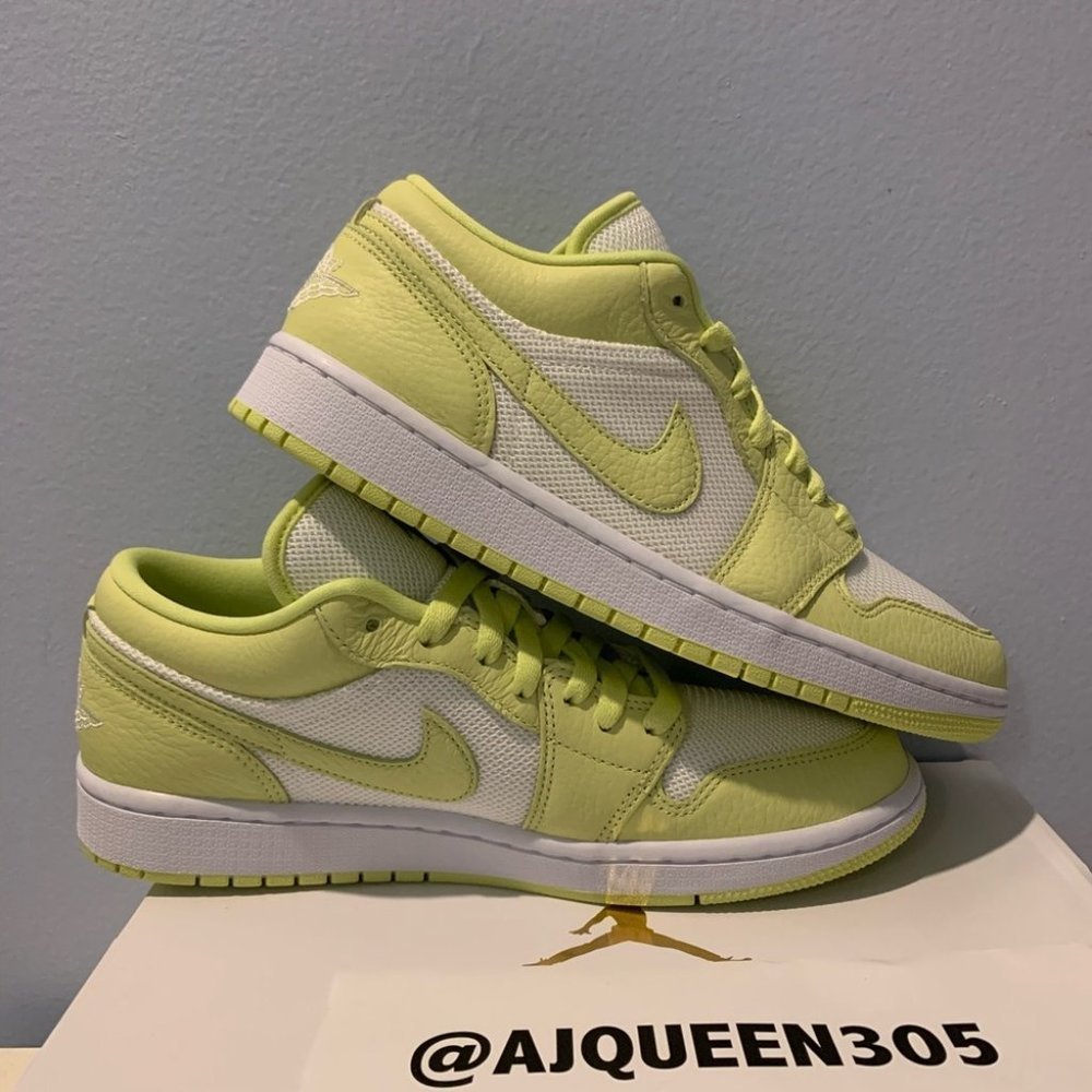 Air Jordan 1 Low SE women’s 10/ men’s 8.5 - Picture 2 of 4